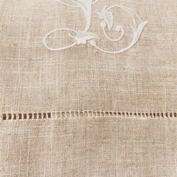 O11-Classic French Linen Guest Towel with Embroidered Monogram "L" - Picture 4 of 6